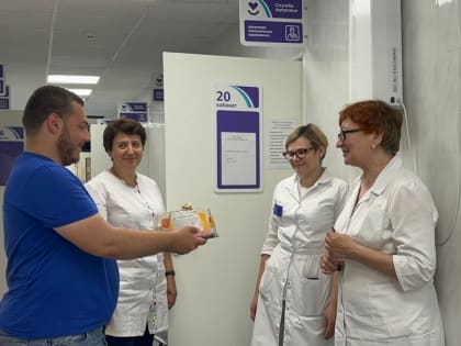 «Профессия врача – это подвиг»: волонтёры «Единой России» поздравили медиков с профессиональным праздником