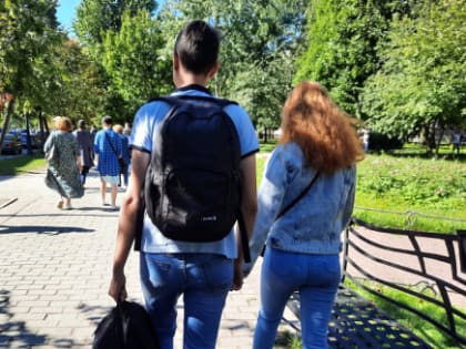 Нельзя жениться, покупать квартиры, машины и открывать счета: кого в России коснется режим высылки