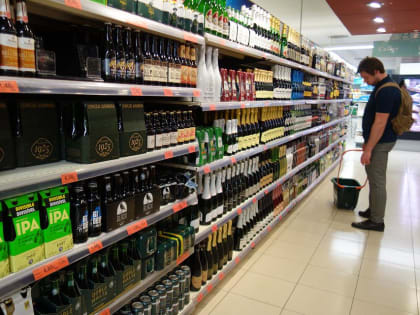 Полусухой закон: Миндзрав призвал ограничить продажу алкоголя в магазинах