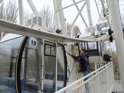 Круг за кругом: в рамках месячника по благоустройству отмывают колесо обозрения и проводят другие парковые работы перед стартом нового сезона