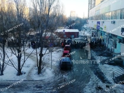 (фото) Пользователи соцсети сообщают о массовой эвакуации из тольяттинских школ