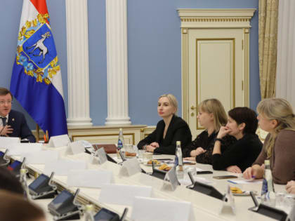 На встрече Дмитрия Азарова с женами военных получился честный и эмоциональный разговор