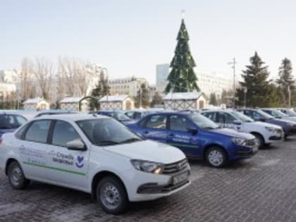 Армен Бенян по поручению Дмитрия Азарова передал медучреждениям ключи от 21 нового автомобиля неотложной помощи