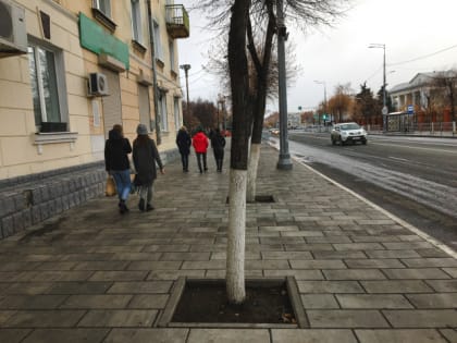 Женщина, которая с QR-кодом, вышла из магазина и тут ее встретил несчастный, который был без QR-кода