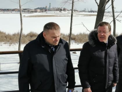 Корабли в порту, ремонт «горбатого» у вокзала, установка гигантской стелы: о чем говорил губернатор на встрече с мэром Сызрани