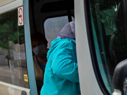 В маршрутку вошла вежливая женщина и попросила освободить место от сумок. Дальше произошло нечто