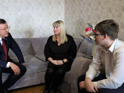 Губернатор Дмитрий Азаров навестил семью тольяттинца, погибшего в зоне СВО