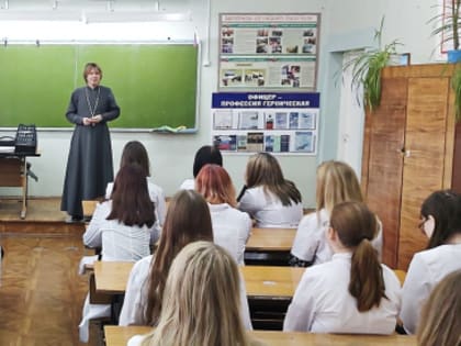 Священник рассказал сызранским студенткам о целомудрии