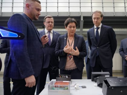 Денис Мантуров и Дмитрий Азаров встретились с коллективом завода, выпускающего самоходки «ТУМАН»