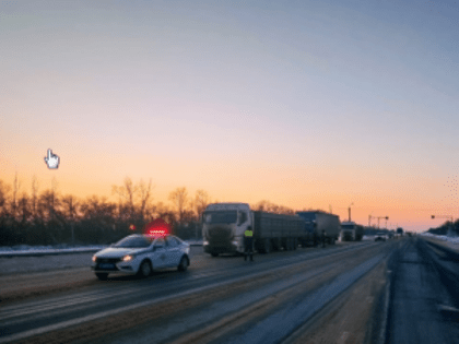 Сотрудники ГИБДД СО оказали помощь водителю большегруза, оказавшемуся в трудной ситуации