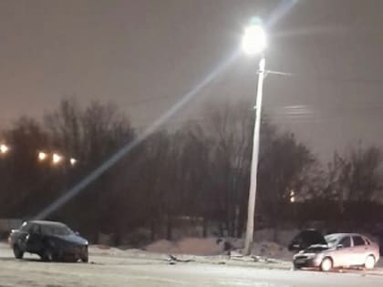Машины разбиты: в Сызрани около мясокомбината столкнулись два автомобиля