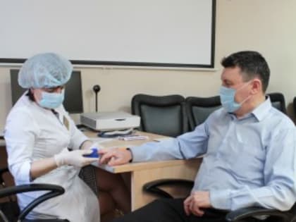 Специалисты минздрава СО прошли ревакцинацию от COVID-19 на рабочем месте