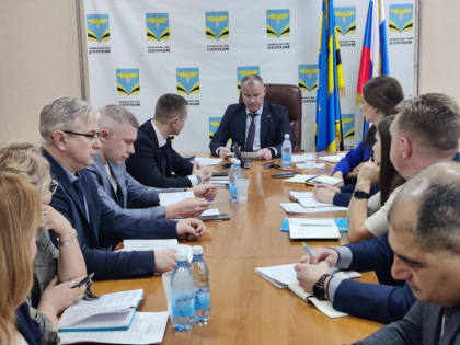 Сегодня Глава района Дмитрий Вавилов провёл оперативное совещание с руководителями структурных подведомственных организаций, главами поселений
