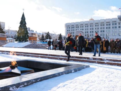 «Сил и стойкости родным»: губернатор Самарской области почтил память десятков погибших в новогоднюю ночь