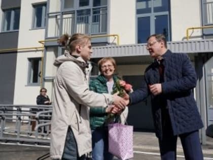 Дмитрий Азаров вручил ключи от новых квартир семьям врачей и учителей