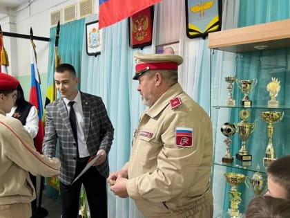 Сегодня в ГБОУ СОШ 3 п.Безенчук, состоялось вручение памятных знаков юнармейцам, за участие в Параде 