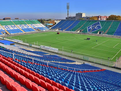 Земляные трибуны, поле с подогревом и 44 тысячи болельщиков: как менялся стадион «Металлург» в Самаре