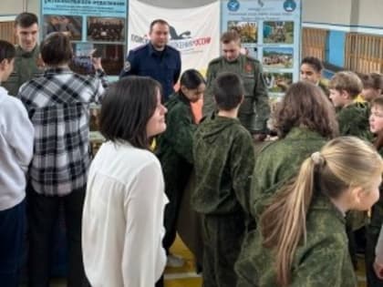 Члены поискового отряда следственного управления совместно с представителями поискового отряда «Сокол» провели открытый урок для учащихся школы