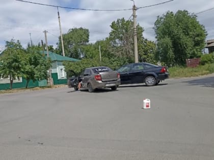 На месте аварии такси в центре Сызрани водитель не пожалел канистру с маслом
