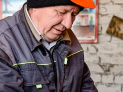 Наставник, который учит молодежь инициативности и трудолюбию