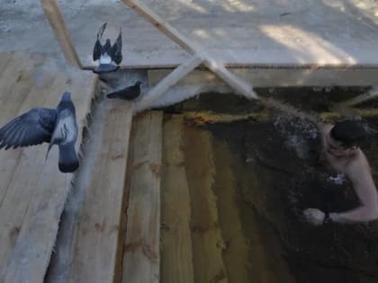 "Ледяной" стресс и испытание холодом: кому можно купаться в крещенской проруби