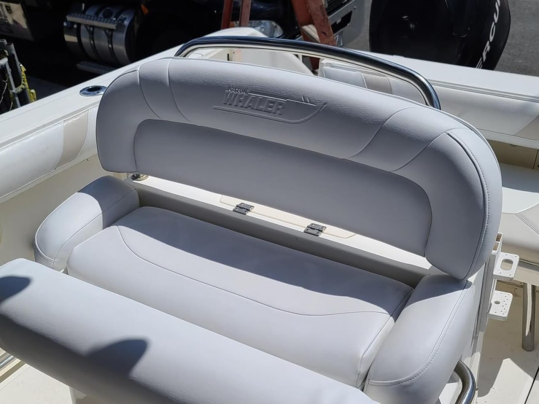 2006 Boston Whaler 240 Outrage