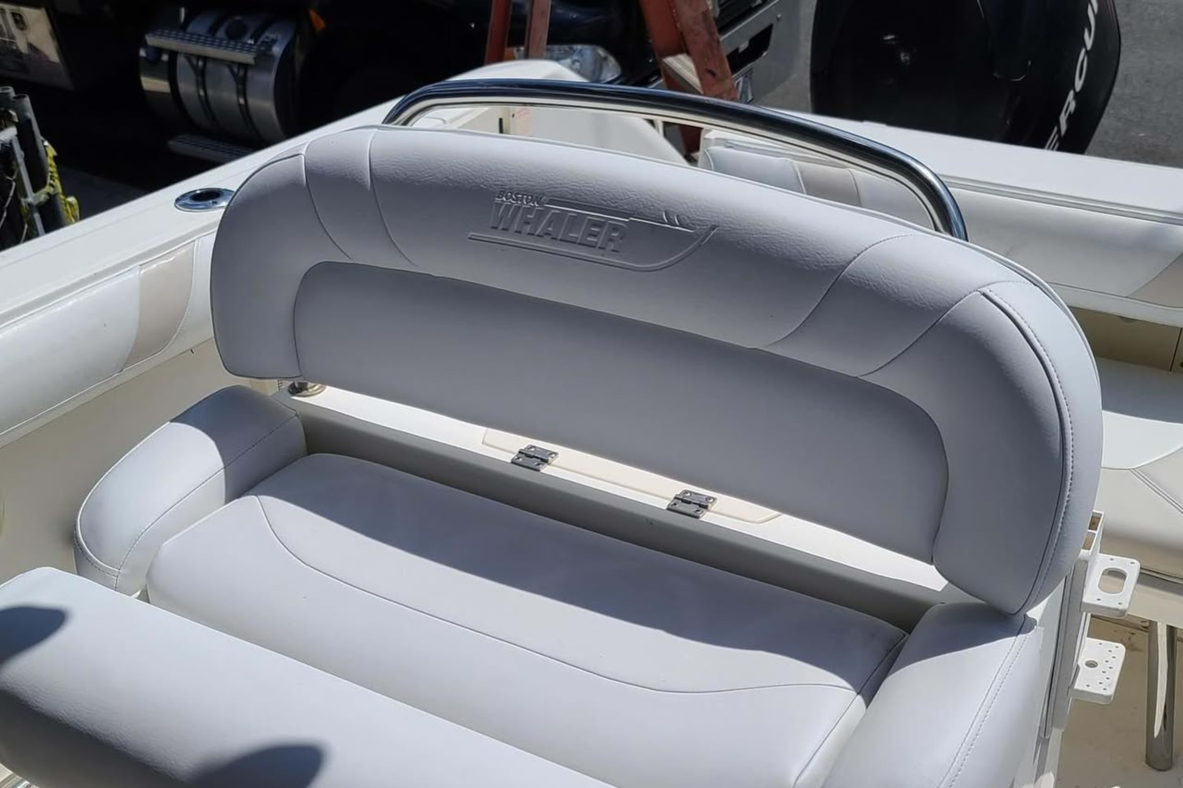 2006 Boston Whaler 240 Outrage