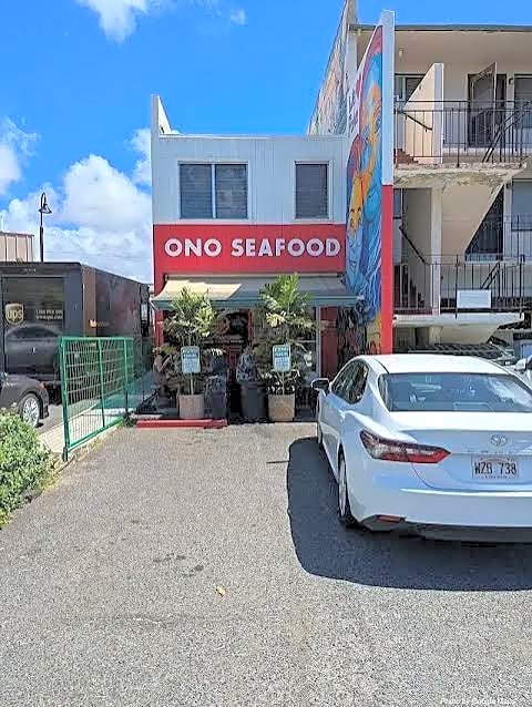 Can miss it with cars parked in front. Ono Seafood still worth it if no place to park.
