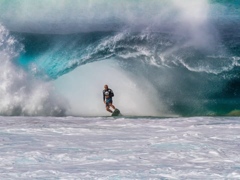 Watch Pipeline surf