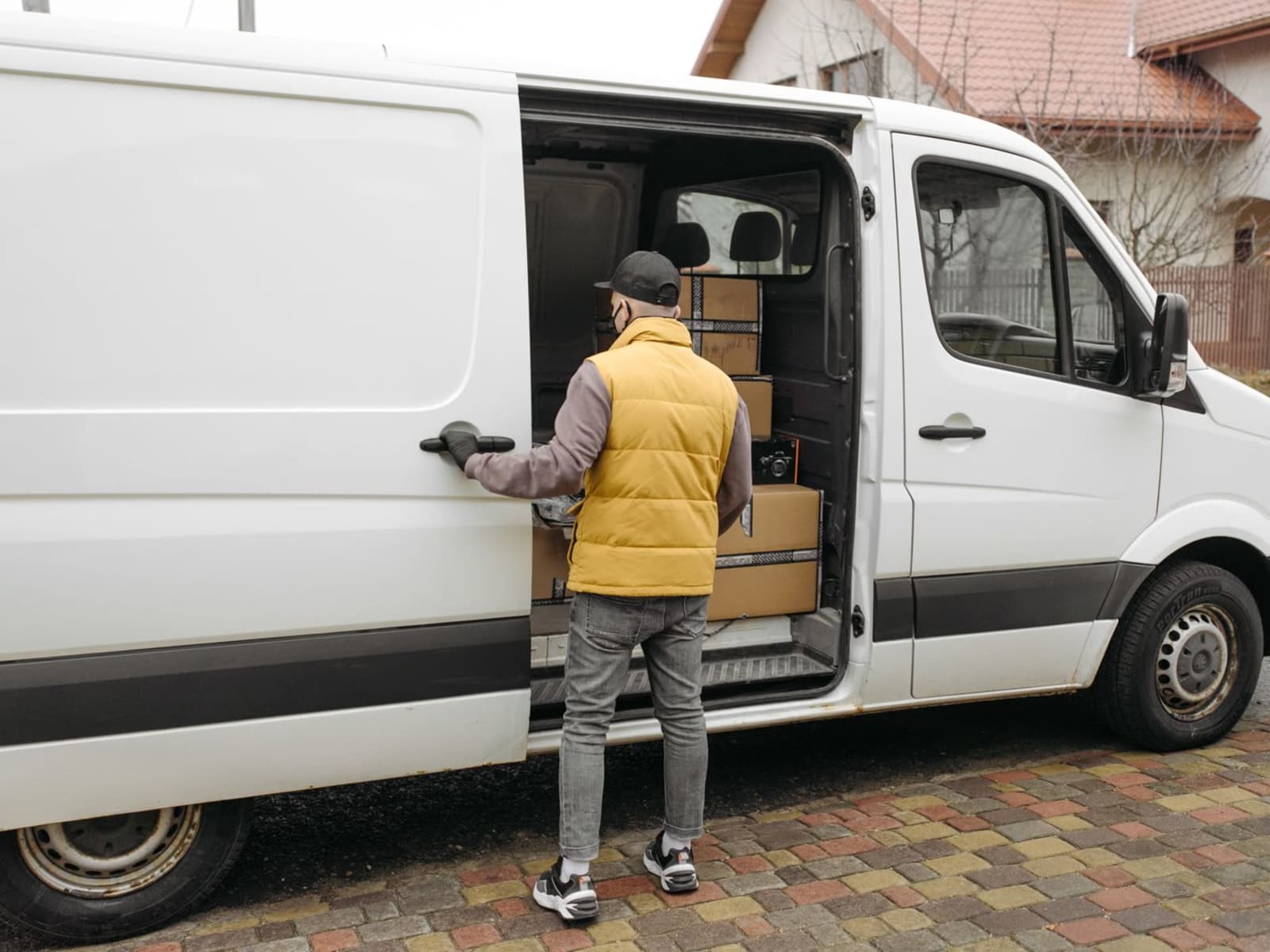 Chargement de cartons et de palettes dans un fourgon utilitaire blanc