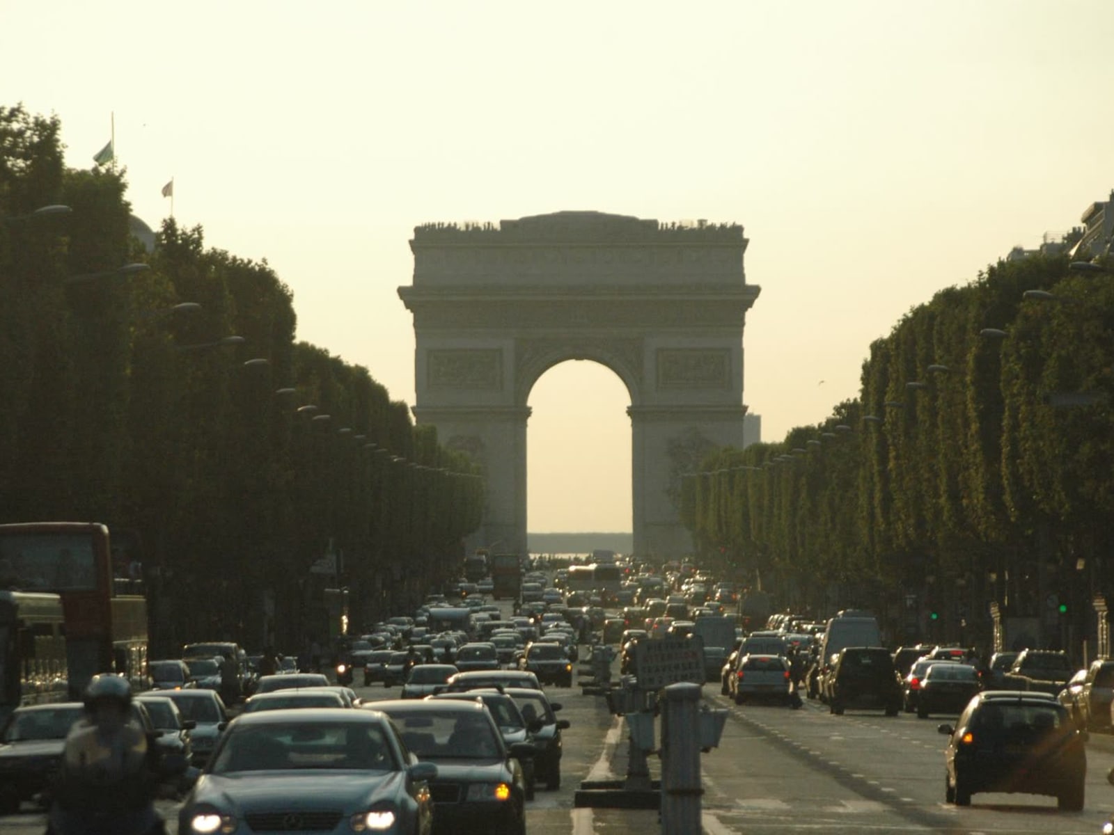 Circulation sur l'avenue des Champs-Élysées à Paris, Arc de Triomphe en arrière-plan
