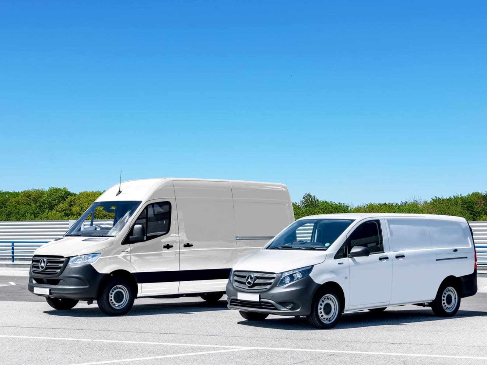 Fourgon utilitaire blanc stationné devant un entrepôt, portes arrière ouvertes