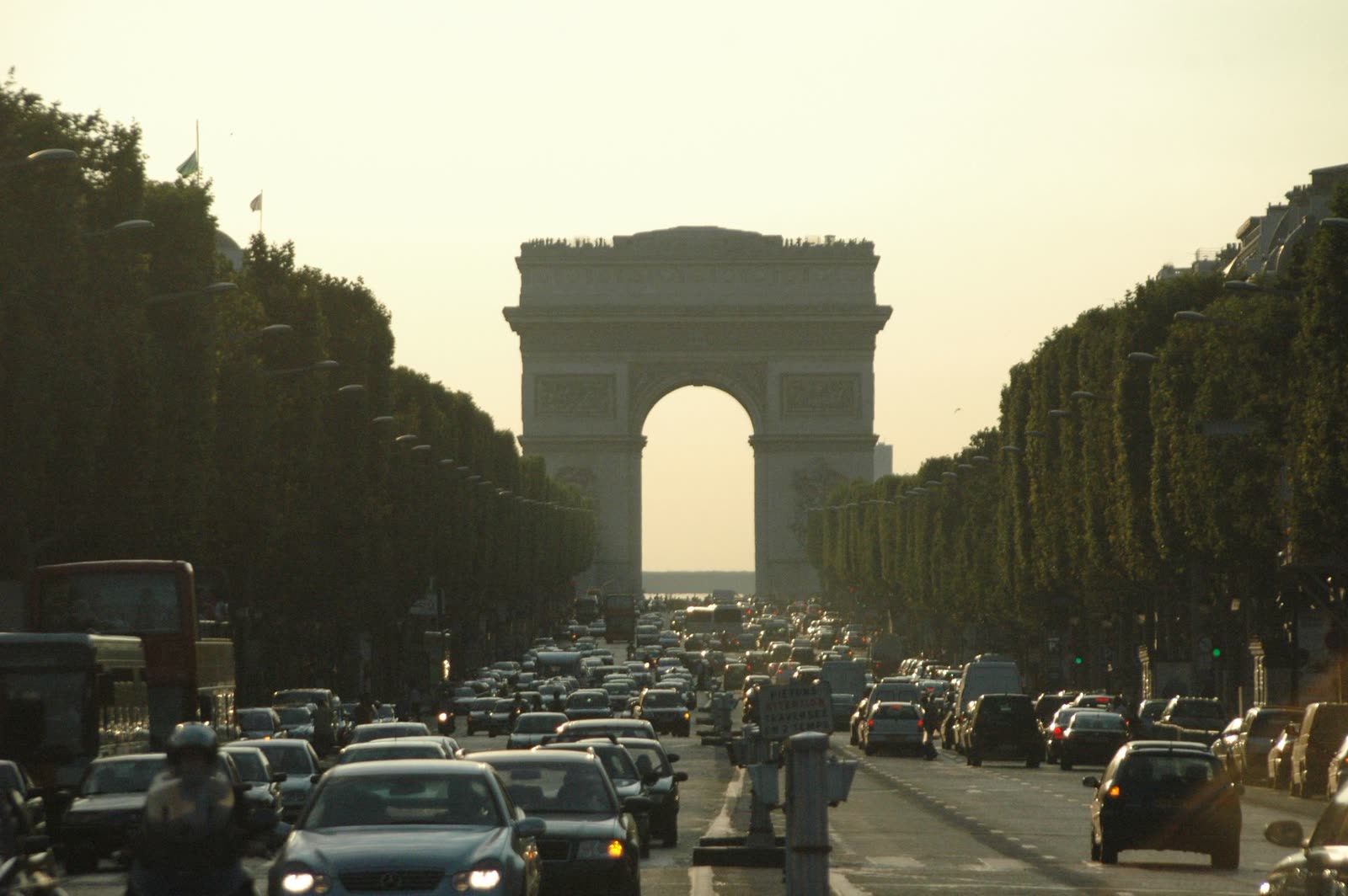 Circulation sur l'avenue des Champs-Élysées à Paris, Arc de Triomphe en arrière-plan