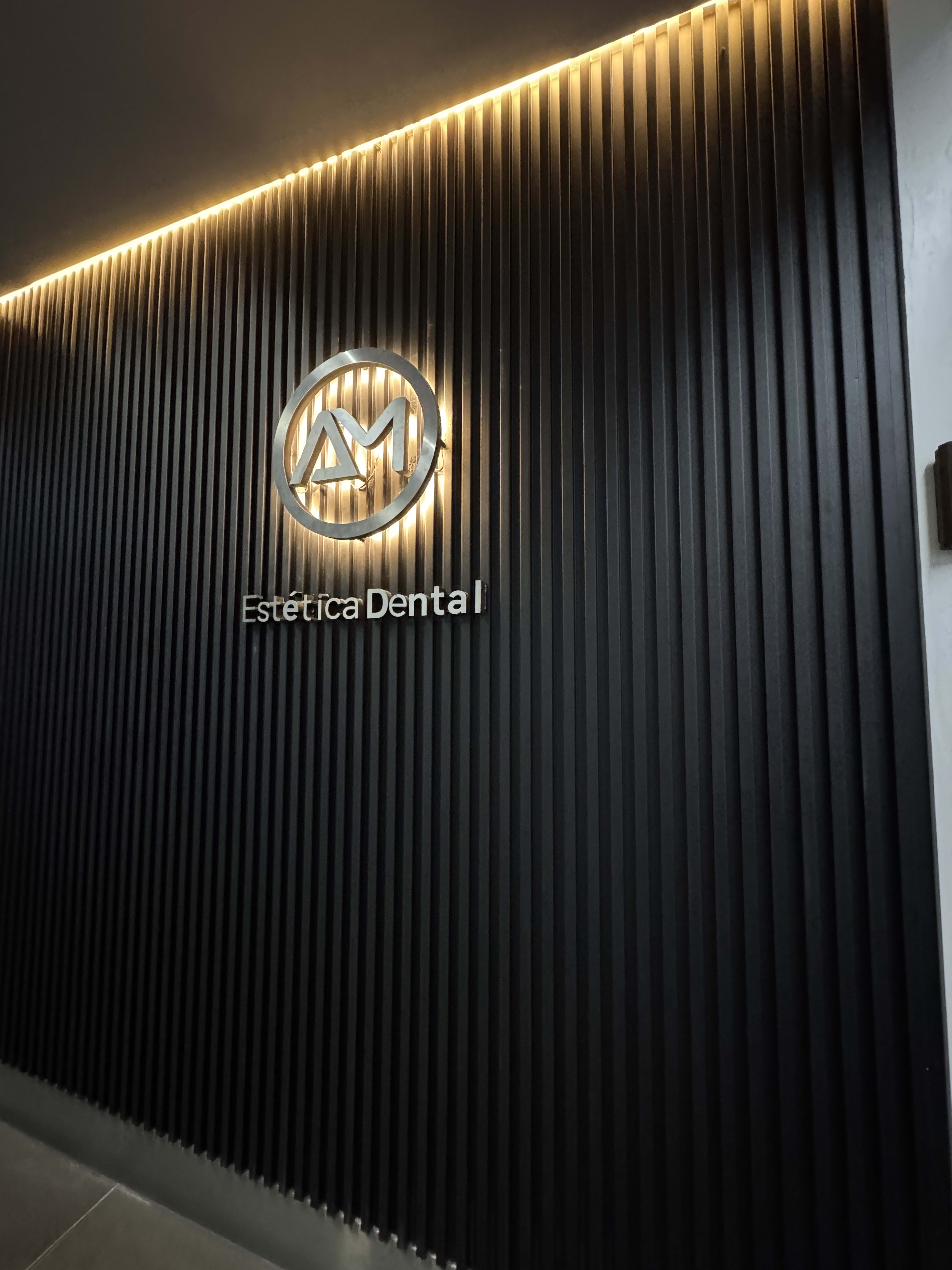 Ingreso premium a AM Estética Dental, cartel iluminado en Camila O'Gorman 412