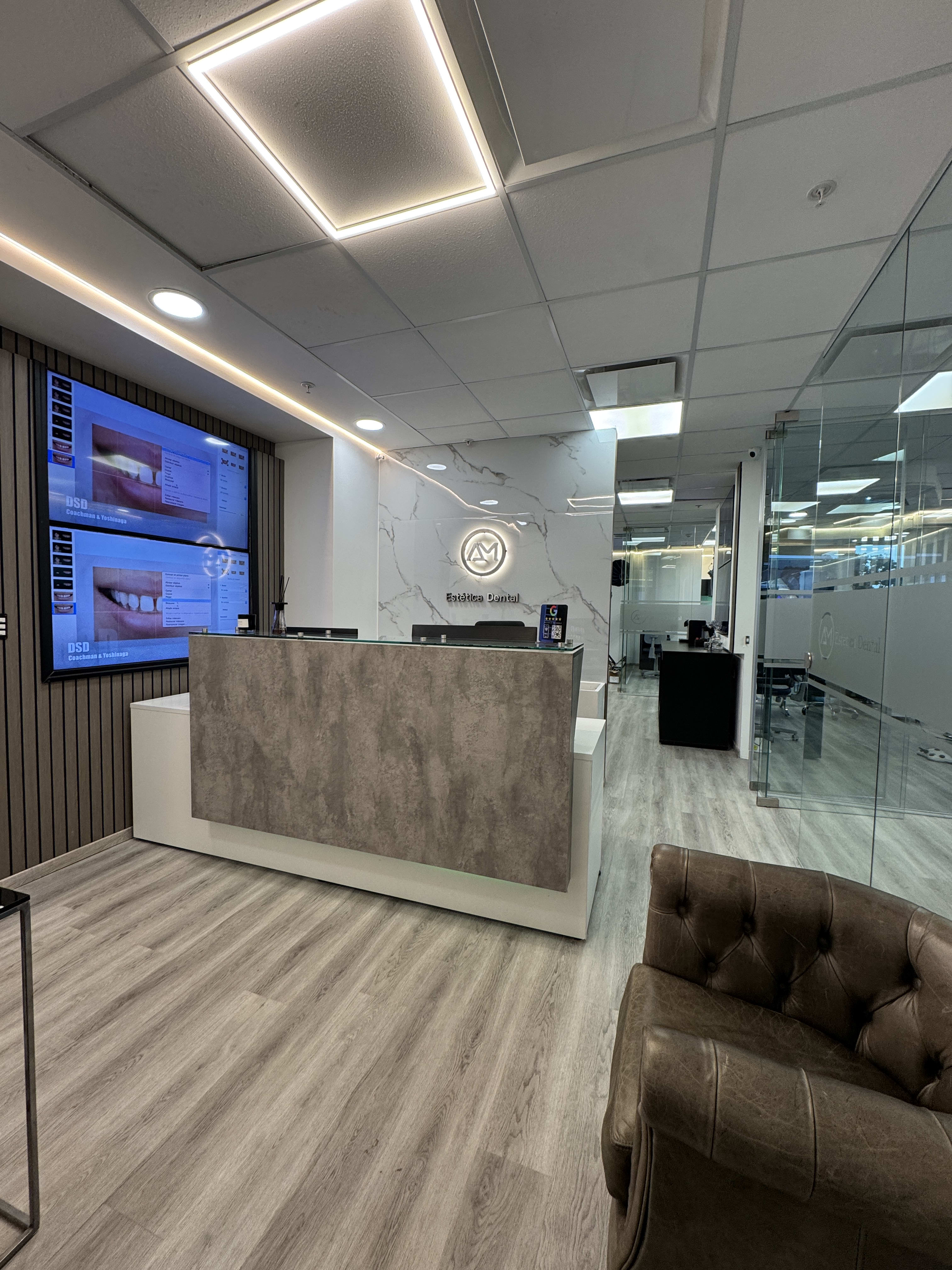 Espacio tecnológico y recepción interactiva de AM Estética Dental en Puerto Madero