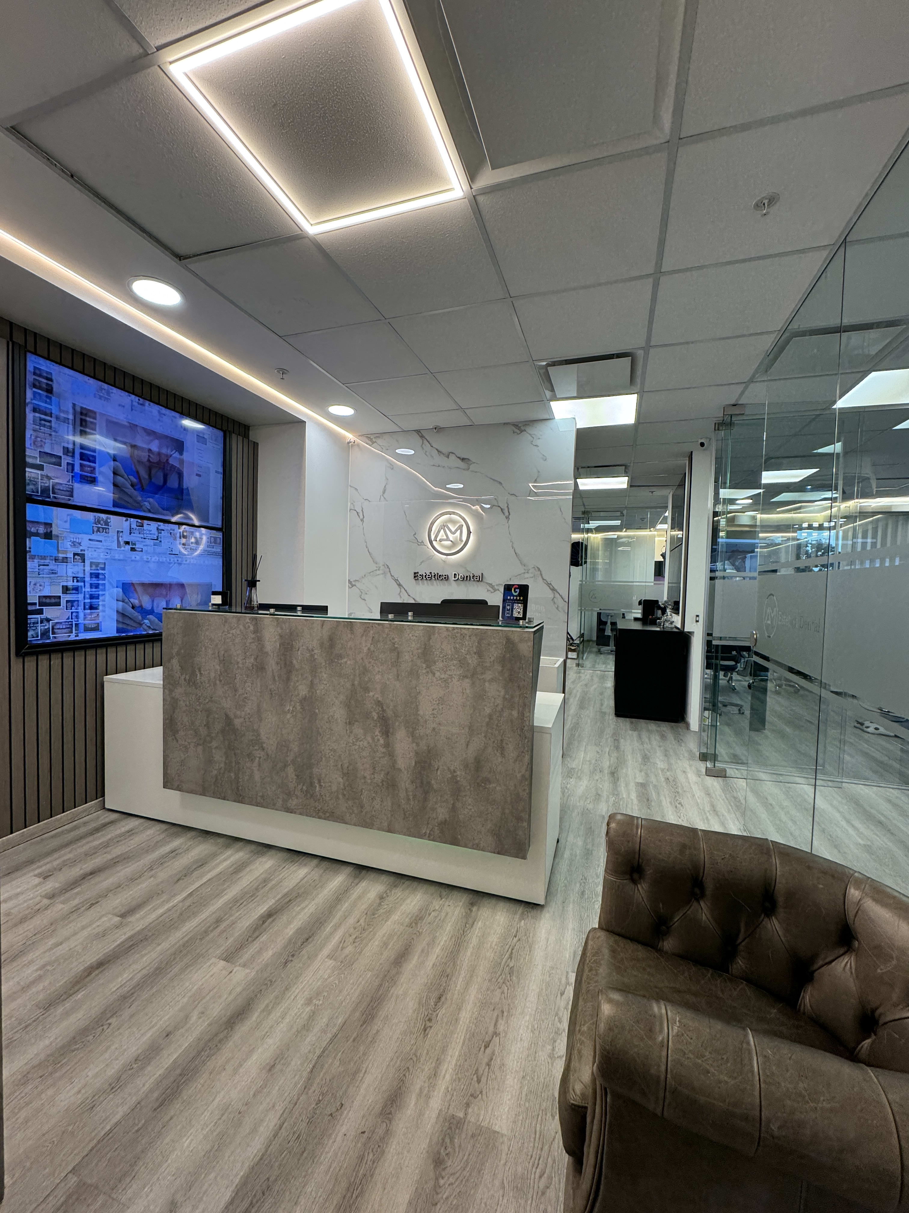 Decoración en tonos crema y oro de la recepción de AM Estética Dental