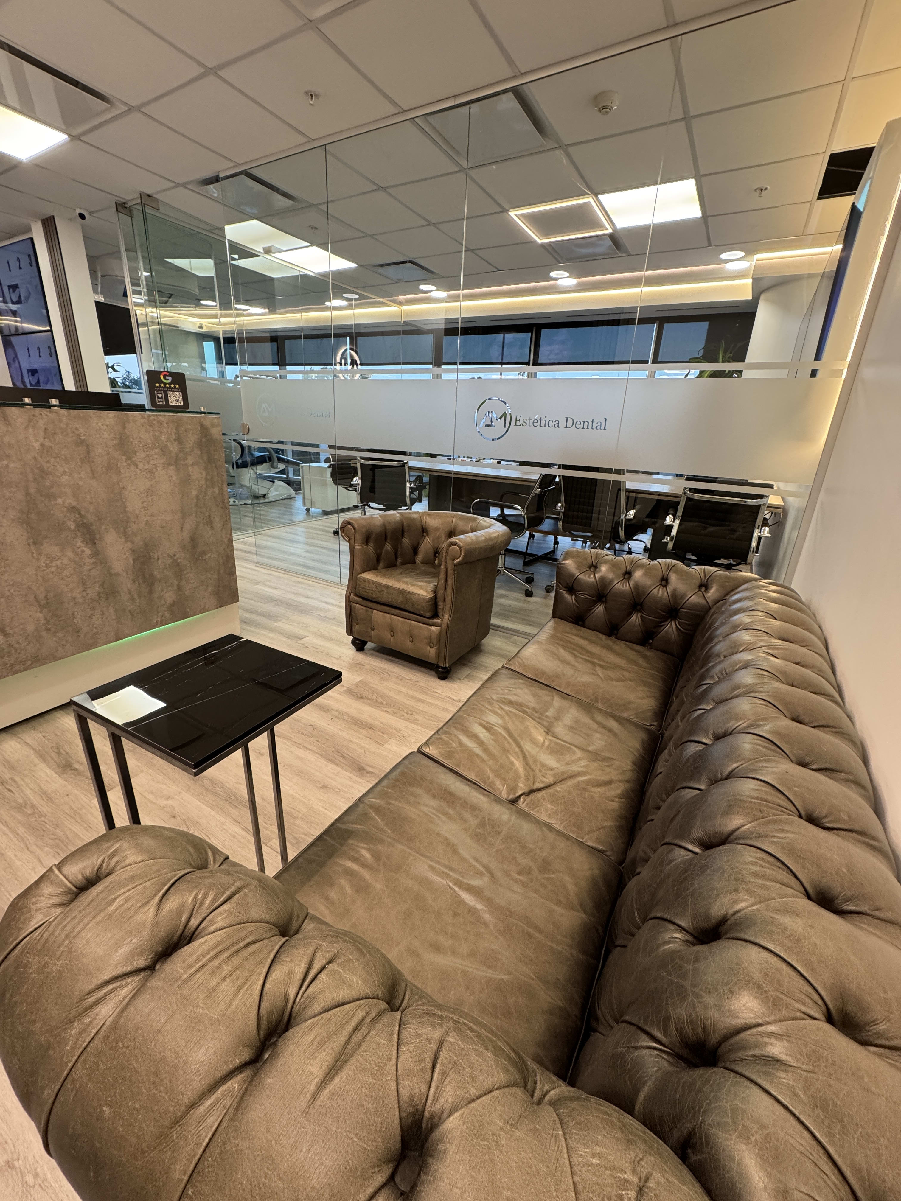 Boutique waiting lounge and premium reception at AM Estética Dental