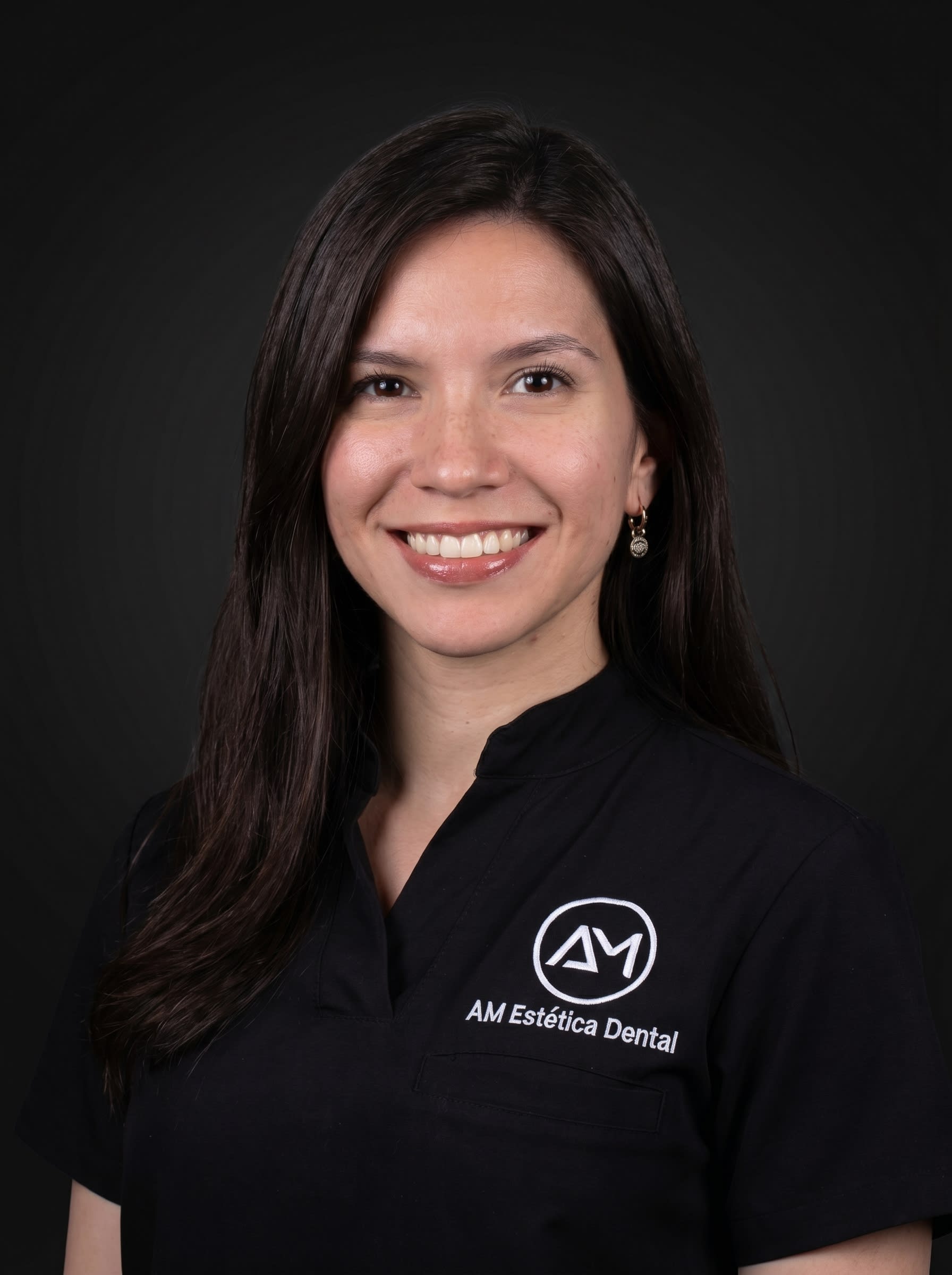 Dr. Claudia Hernandez, dentist and coordination at AM Estética Dental in Puerto Madero