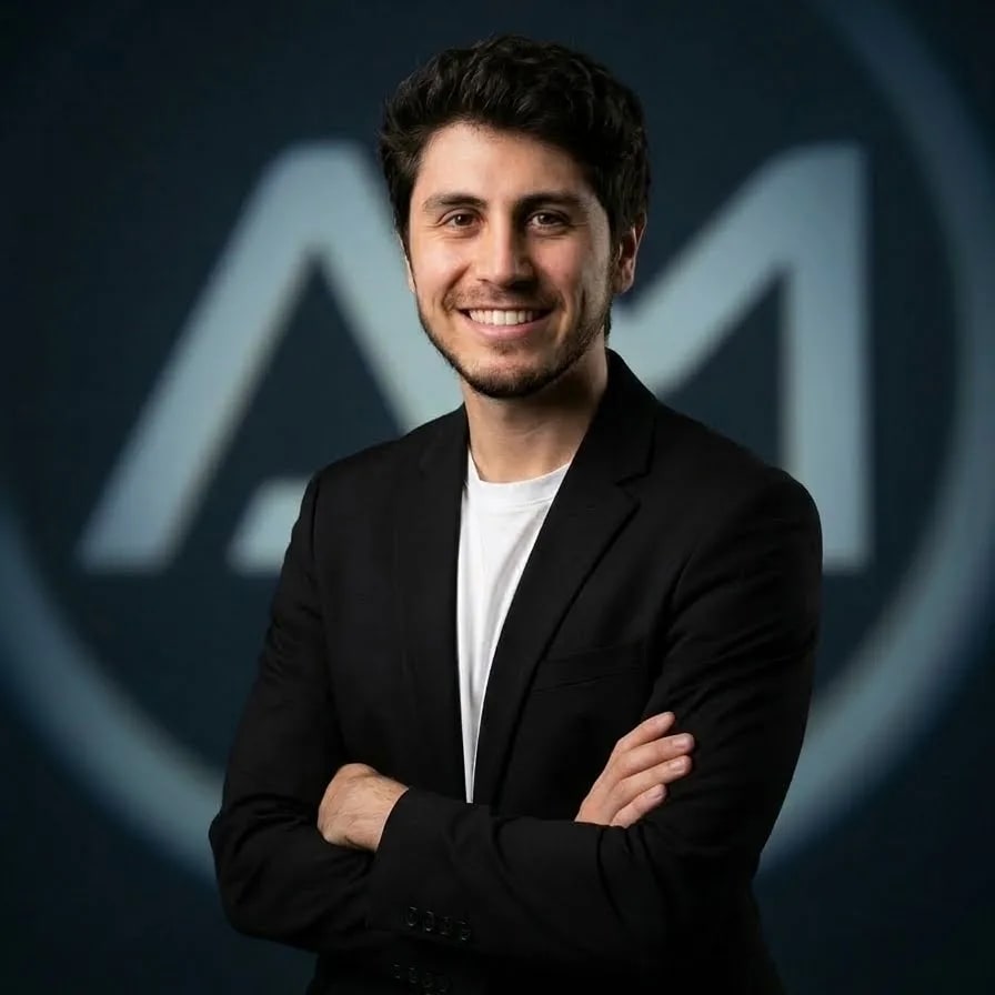 Dr. Ariel Merino con traje azul en AM Estética Dental Puerto Madero