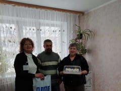 В Мегионе мужчины ЛДПР поздравили женщин - волонтеров, жен и матерей участников СВО с 8 Марта