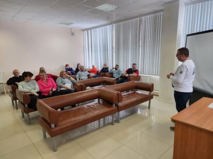 Виктор Сысун пообщался с педагогами и тренерами спортшколы Сургута