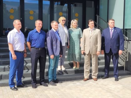 Депутат Думы Югры Андрей Ковальский в составе партийного десанта проинспектировал новое здание музыкальной школы в Когалыме