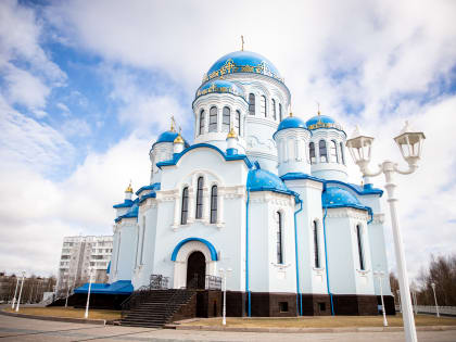 В пятницу Светлой седмицы митрополит Павел совершил Литургию в Свято-Троицком кафедральном соборе г. Сургута