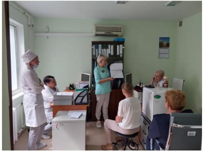 Медицинские работники принимают меры по профилактике падений и травматизма пожилых пациентов