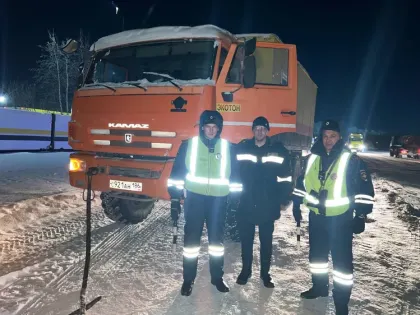 Инспекторы ГАИ оказали помощь водителям фур в Пыть-Яхе
