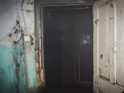 Убитую квартиру с грязными стенами сдают в Сургуте и предлагают сделать ремонт. Фото