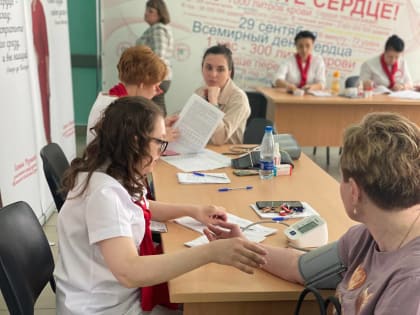 В Кардиоцентре прошла акция «Красное платье. Сердце женщины» для близких участников СВО