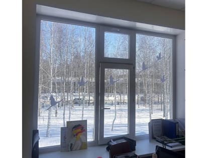 Клин белых журавлей в мегионских окнах