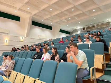 Председатель Молодежного парламента при Думе Югры Кирилл Медведев провел встречу со студентами