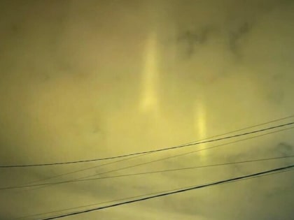 Световые столбы украсили небо над подмосковной Каширой